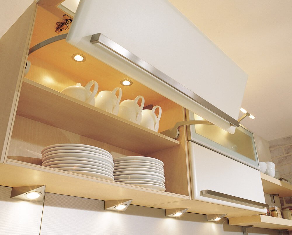Точечные светильники внутри кухонного шкафчика