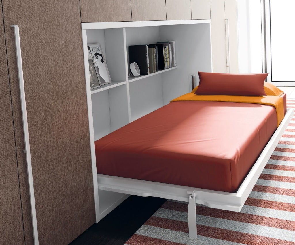 Кровать откидного типа в малогабаритной спальне