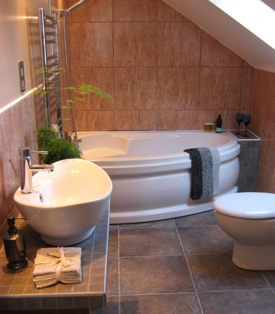 Асимметричная чугунная ванна в мансарде частного дома