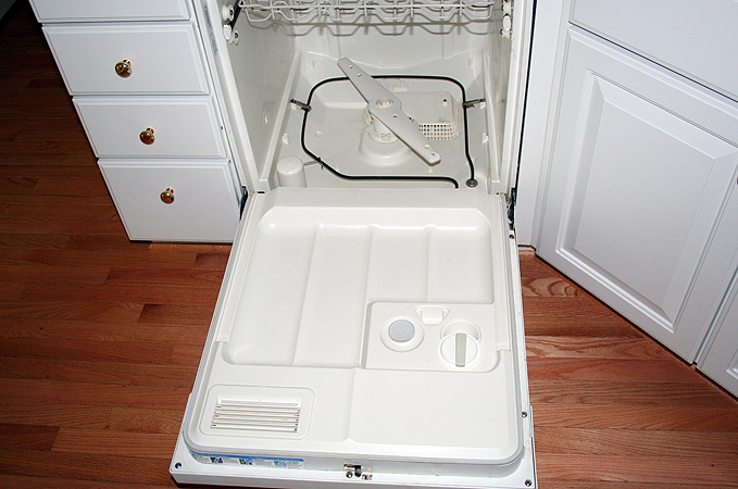 Открытая посудомоечная машинка