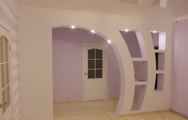 Отличным решением является оснащение арки точечными светильниками, которые обеспечат дополнительное освещение для зала 