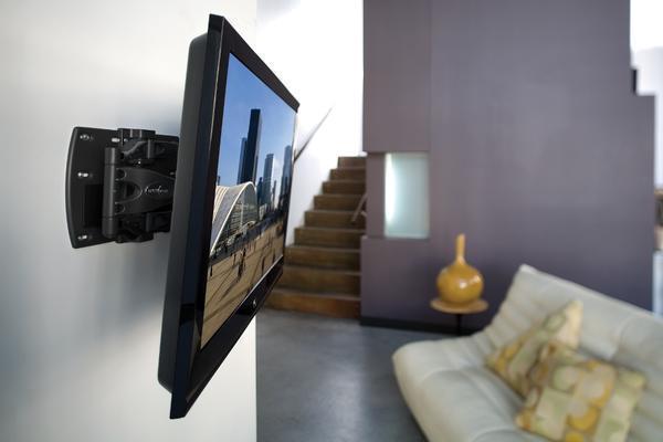 Перед тем как вешать телевизор на стену, следует заранее подумать на тем, где лучше всего прокладывать проводку