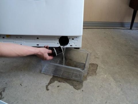 Как полностью слить воду из стиральной машины, если она сломалась