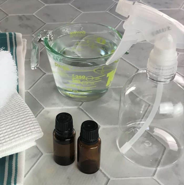 Homemade mold & mildew spray that