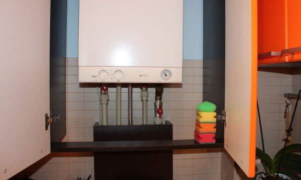 монтируемый газовый котел на кухне
