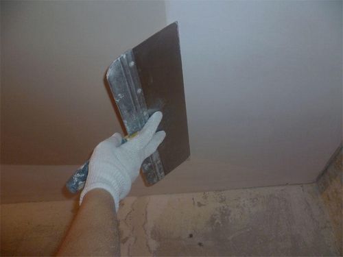 Как шпаклевать потолок: правильно своими руками, сделать стены, видео, можно ли по водоэмульсионной краске