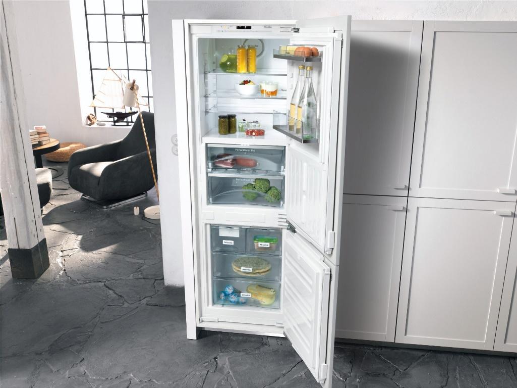 Холодильник может не охлаждать продукты по причине плохо закрытой дверцы 