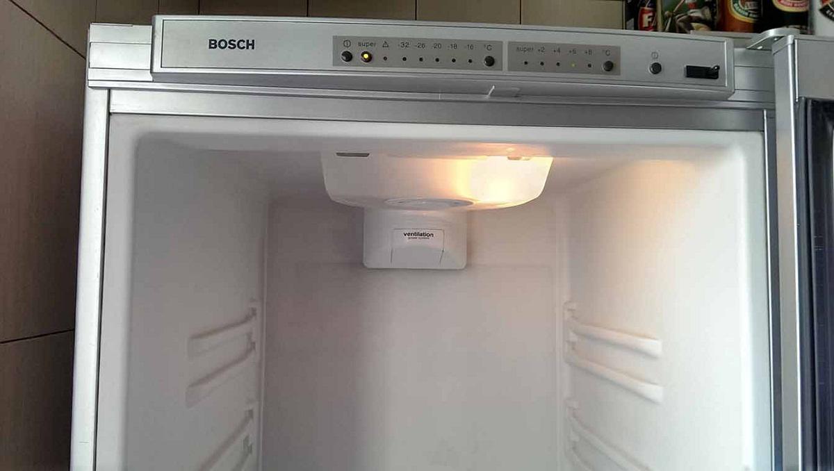 Если вы не имеете опыта ремонта холодильника, то разбирать его самостоятельно не рекомендуется 