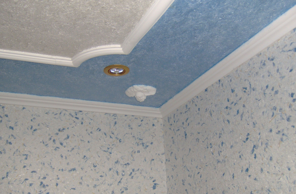 При оформлении потолка жидкими обоями можно использовать разные цвета, например, синий и белый 