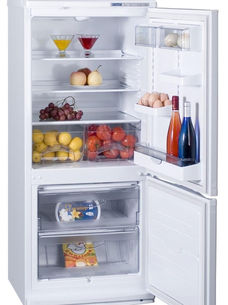 Чтобы двухкамерный холодильник Атлант долго работал и постоянно морозил, за ним необходимо тщательно ухаживать и чистить от льда два раза в месяц 