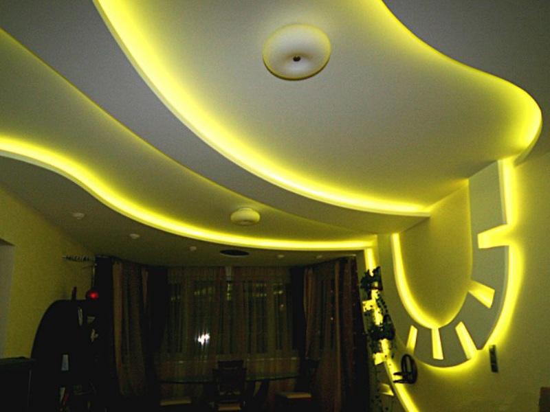Чтобы сделать ваш потолок более уникальным и дополнить новым дизайном комнату, можно использовать светодиодную ленту