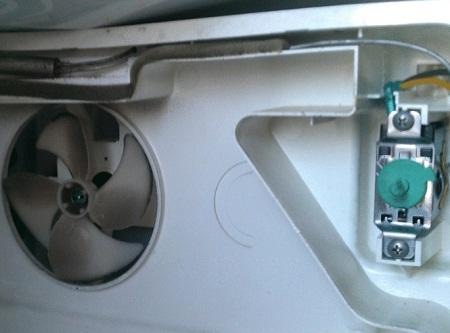Если не включается холодильник, то первым делом следует проверить наличие тока в розетке 