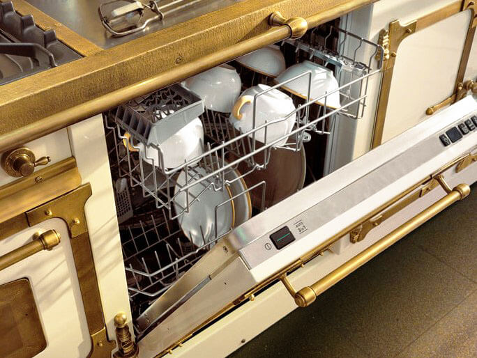 Встроенная посудомоечная машина в кухонный гарнитур классического мебельного стиля