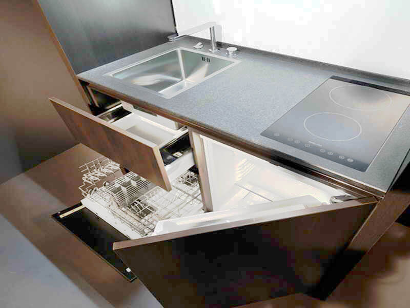 Кухонная тумба оснащенная мойкой, варочной панелью, холодильником и посудомоечной машиной