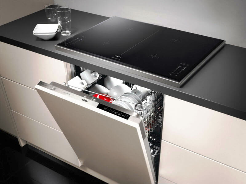 Посудомоечная машина установленная в одной шкафу с варочной панелью