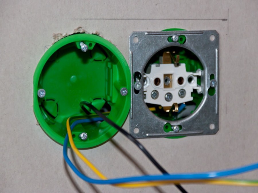 Как правильно обклеить розетку обоями