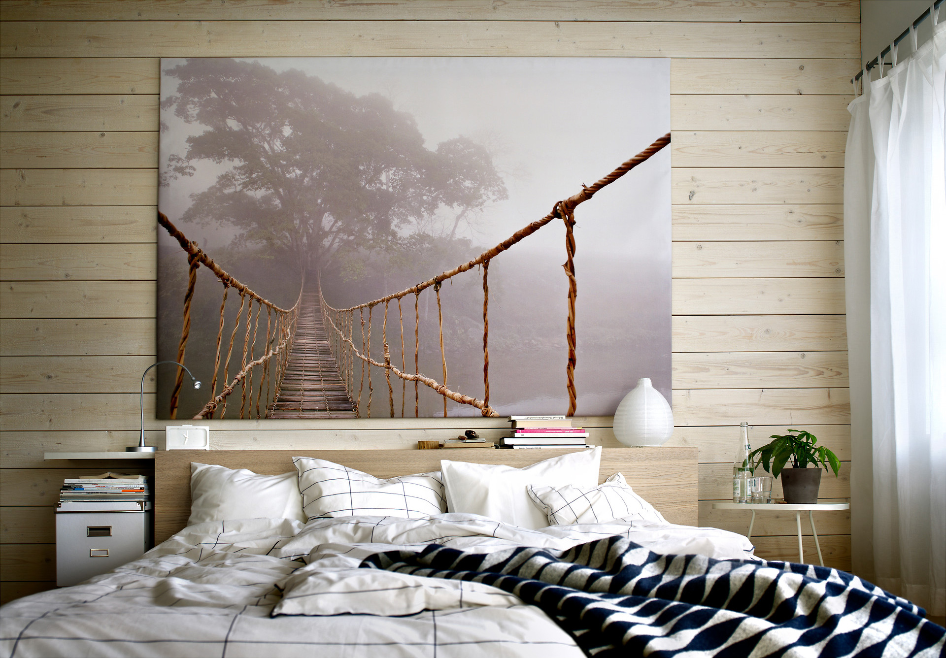 Картина с изображением веревочной тропы в спальне