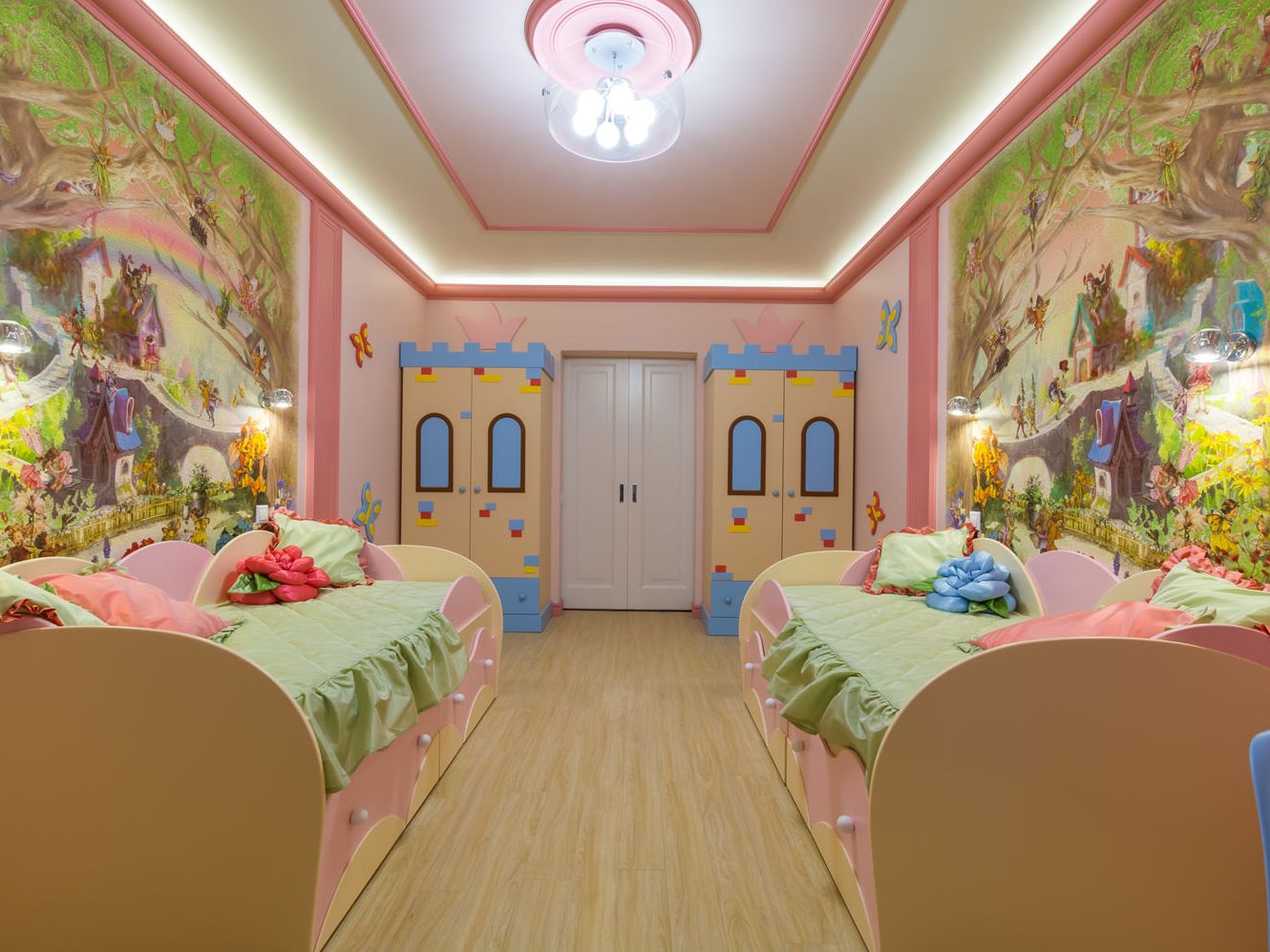 Бело-розовый потолок с подсветкой в детской для двоих детей