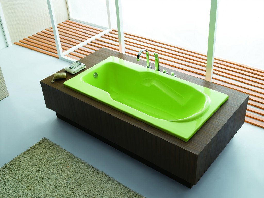 Зеленая акриловая ванна