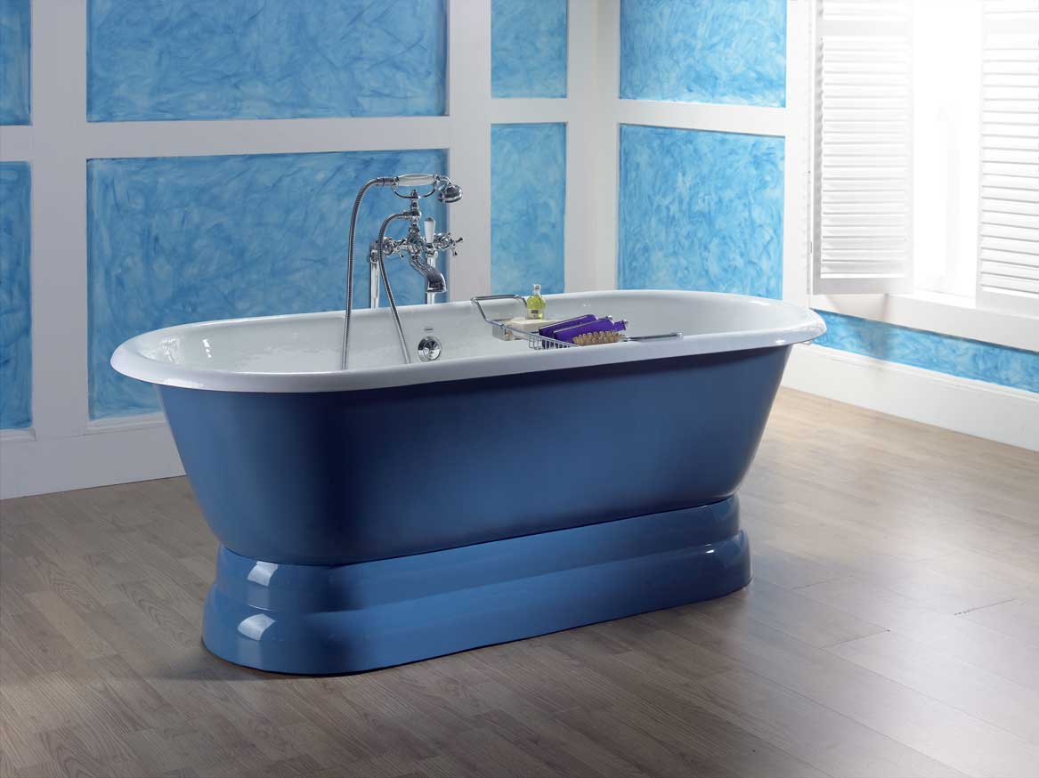 Стильная синяя ванна в интерьере