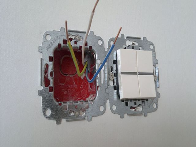 Подключение двойного выключателя на две лампочки фото